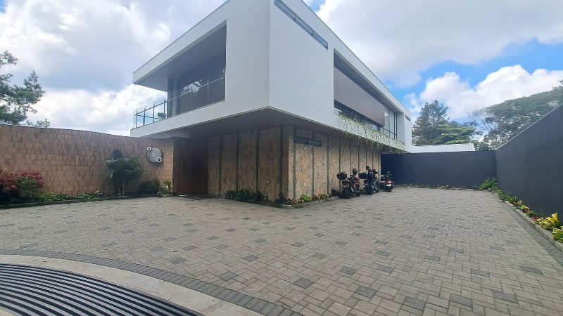 Villa mewah di triniti kembang