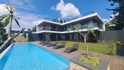 Villa mewah di triniti kembang